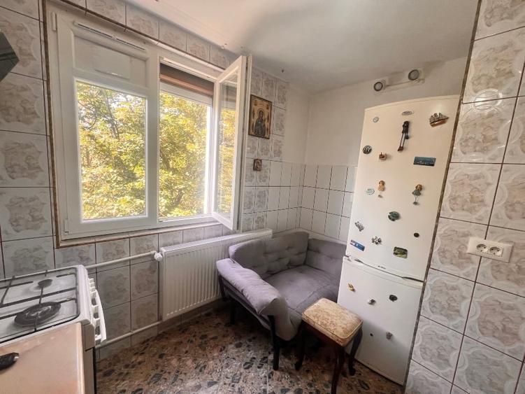 Apartament cu 3 camere decomandat, mobilat în Berceni