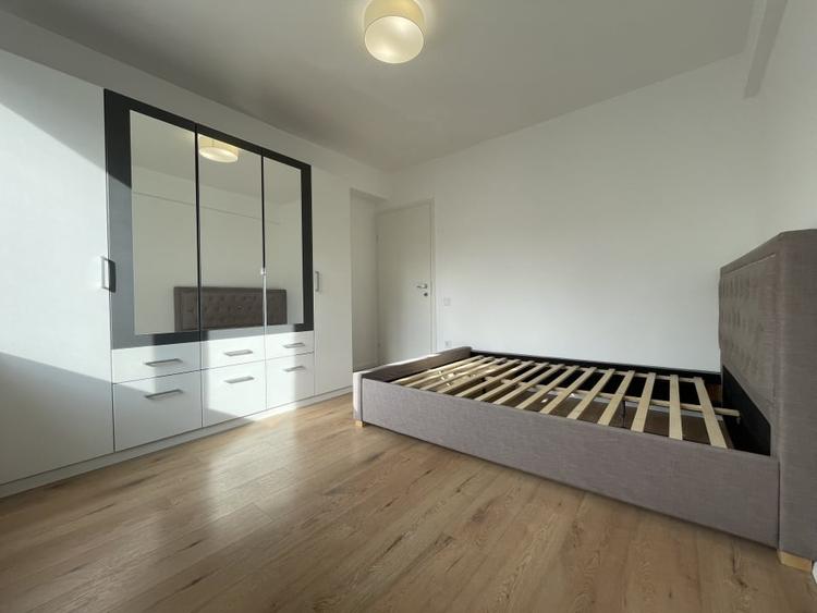 Apartament cu 3 camere semidecomandat, mobilat în Central