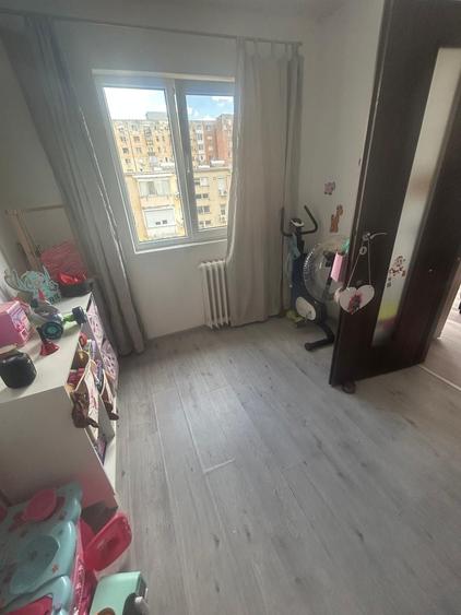 Apartament cu 3 camere semidecomandat în Central