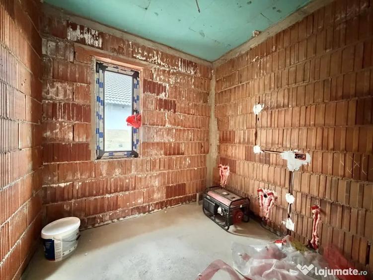 Casă cu 4 camere cu Teren 533 Mp în Sânmihaiu Român
