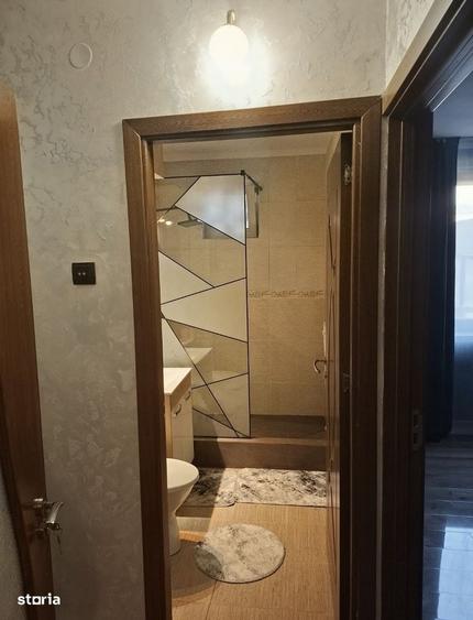 Apartament cu 3 camere semidecomandat în Calea Severinului