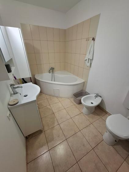 Apartament cu 3 camere decomandat în Funcționarilor