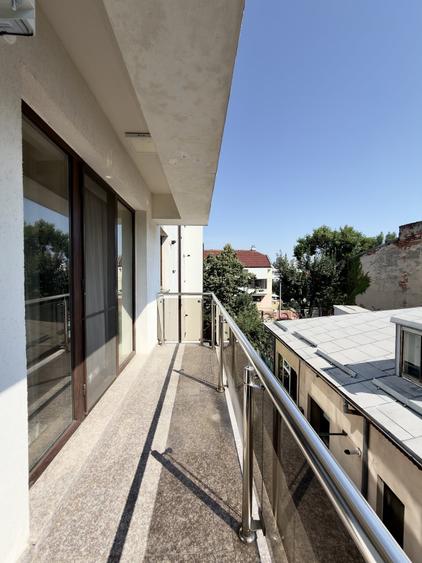 Apartament cu 3 camere semidecomandat, mobilat în Lacul Tei