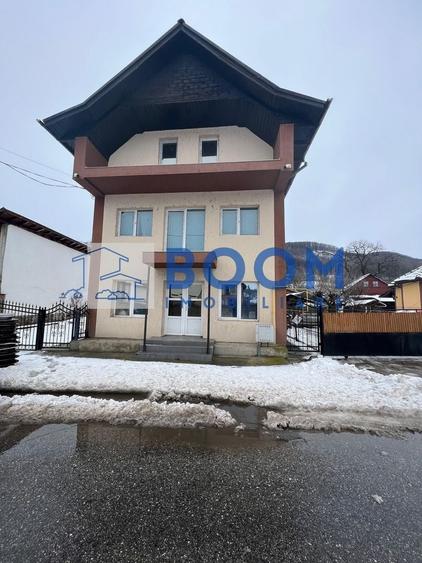 Casă individuală cu 7 camere cu Canalizare în Păușești-Măglași