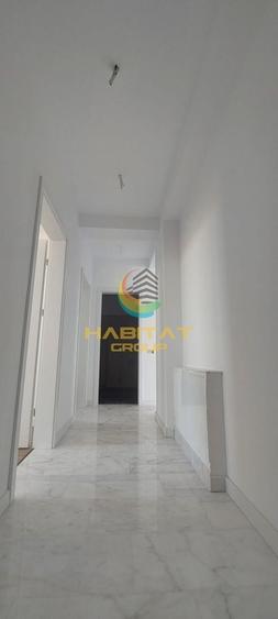 Penthouse cu 4 camere decomandat în Metalurgiei