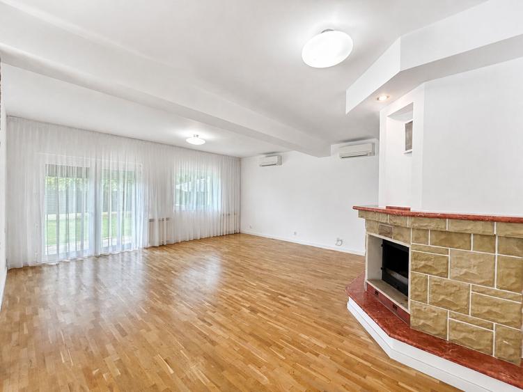 Casă individuală cu 8 camere cu Piscina în Iancu Nicolae