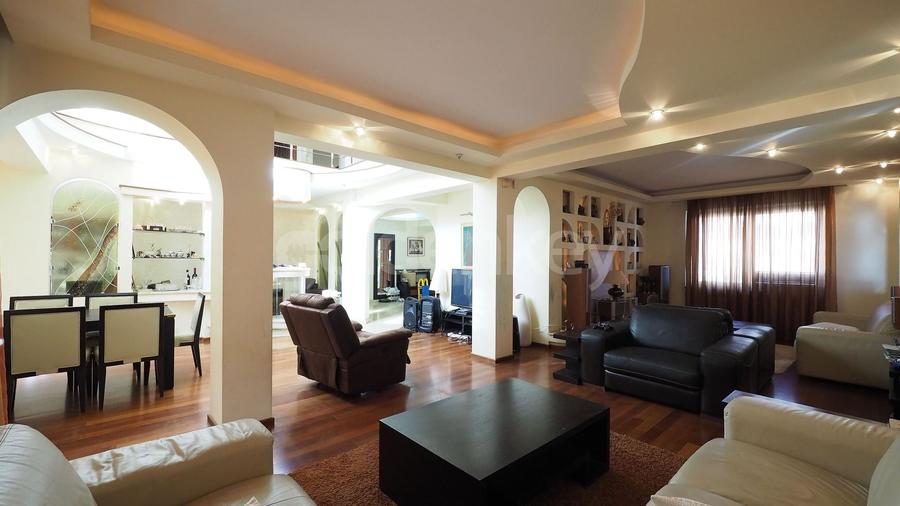 Vila cu 9 camere, 5 bai | D+P+1+M | 416mp teren - 3