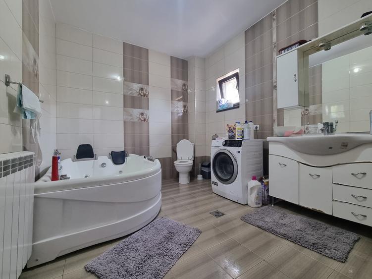 Casă individuală cu 8 camere cu Canalizare în CFR