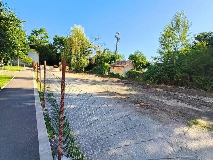 Teren de 702 mp, în 9 Mai