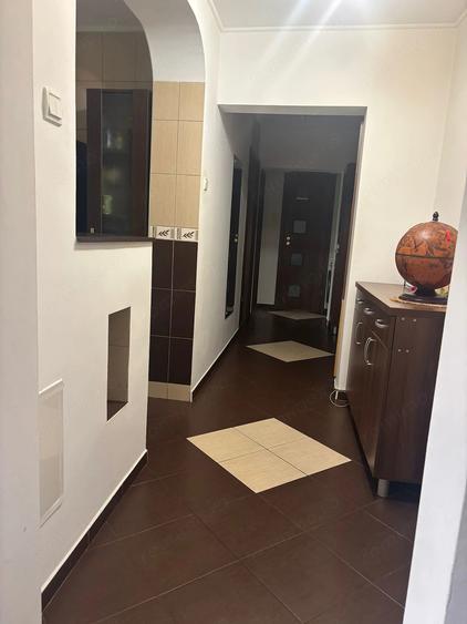 Apartament cu 4 camere semidecomandat în Tineretului