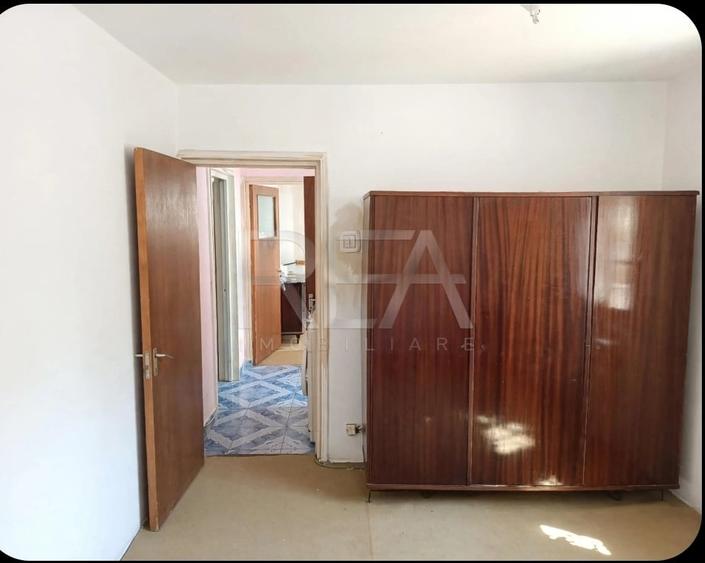 Apartament cu 3 camere semidecomandat în Berceni