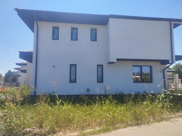 Casă individuală cu 4 camere cu Canalizare în Sud-Vest