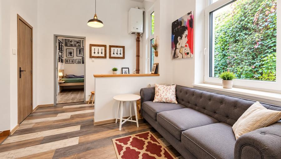 Apartament cu 2 camere semidecomandat, mobilat în Central