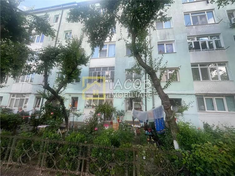 Apartament cu 3 camere semidecomandat în Milcov