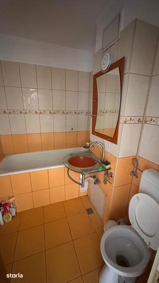 Apartament cu 4 camere semidecomandat în Colentina