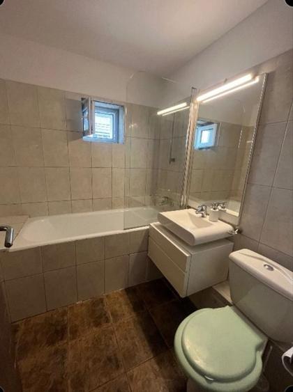Apartament cu 3 camere semidecomandat în Turda