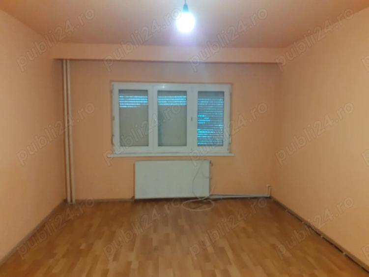Apartament cu 2 camere decomandat în Calarași 4