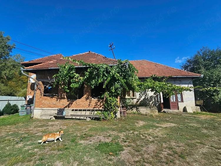 Casă cu 4 camere cu Teren 1500 Mp în Ștei