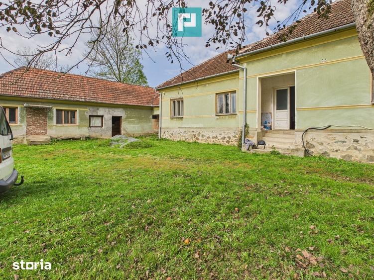 Casă cu 6 camere cu Teren 10439 Mp în Vărădia de Mureș