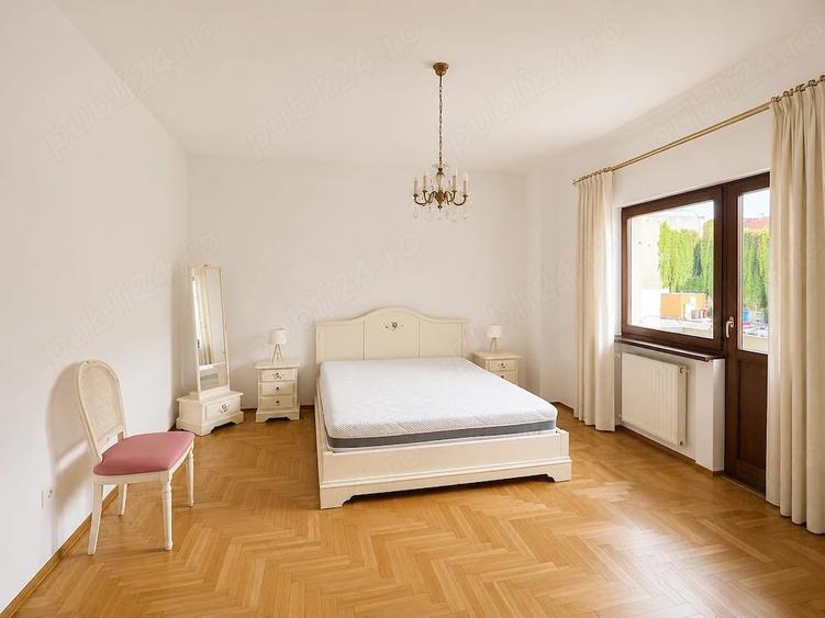 Apartament cu 3 camere decomandat în Romană