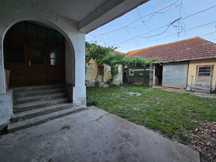 Casă cu 4 camere decomandat în Buntești