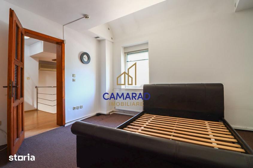 Casă cu 9 camere cu Teren 50 Mp în Tei