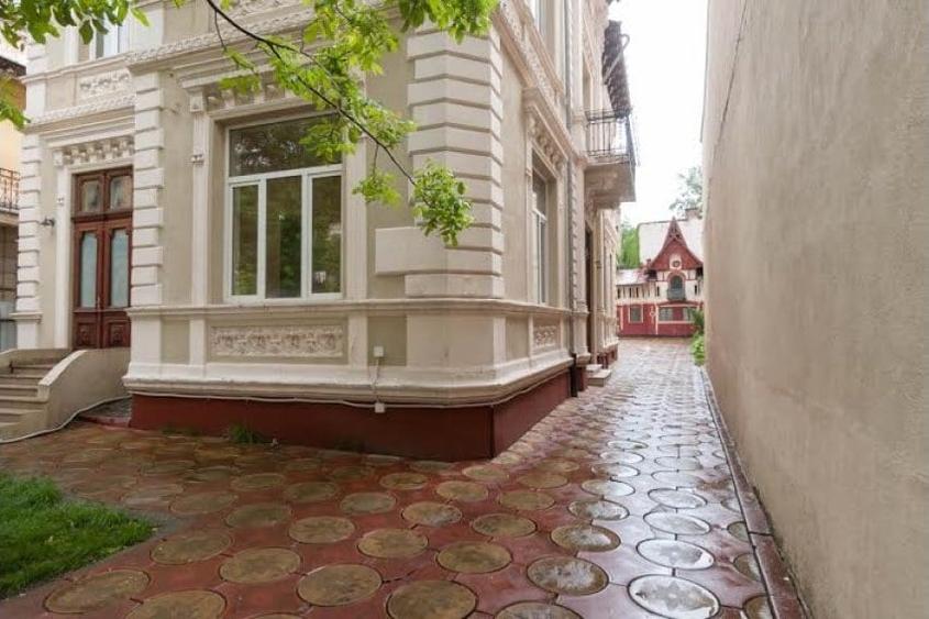 Casă cu 10 camere cu Teren 750 Mp în P-ța Romană