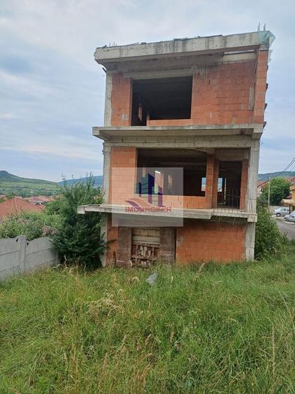 Casă cu 6 camere cu Canalizare în Baciu