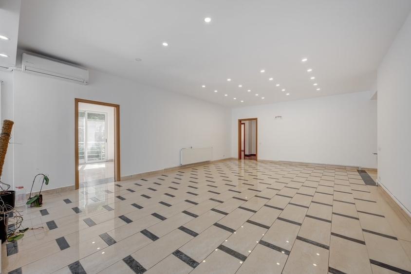 Apartament cu 4 camere decomandat în Primăverii