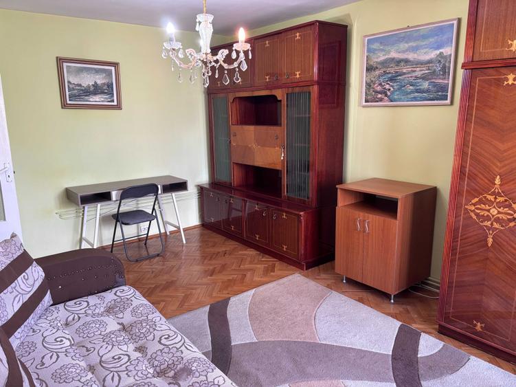 Apartament cu 3 camere decomandat în Zorilor