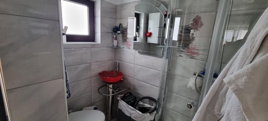 Casă individuală cu 8 camere cu Canalizare în Nord