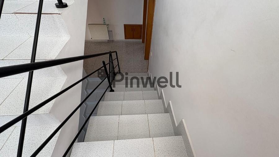 Casă individuală cu 6 camere cu Canalizare în Central
