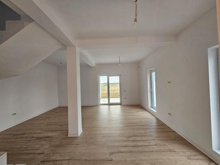 Duplex cu 3 camere cu Teren 255 Mp în Moșnița Veche