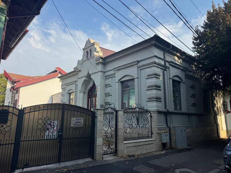 Casă individuală cu 4 camere cu Teren 400 Mp în Central