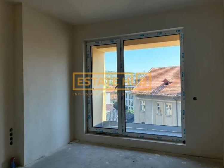 Apartament cu 4 camere semidecomandat în Central