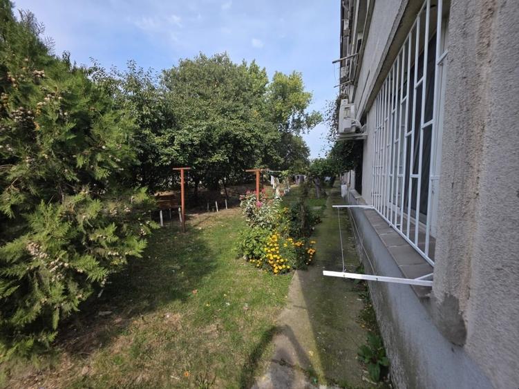 Garsonieră decomandată în Far
