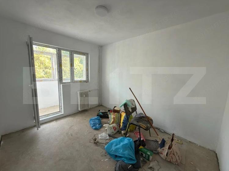 Apartament cu 4 camere semidecomandat în Sud