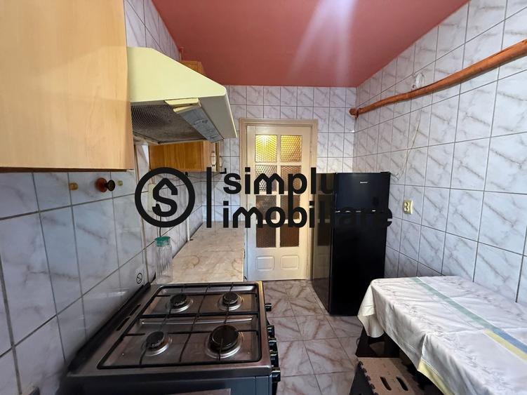 Apartament cu 3 camere semidecomandat, mobilat în Craiovița Nouă