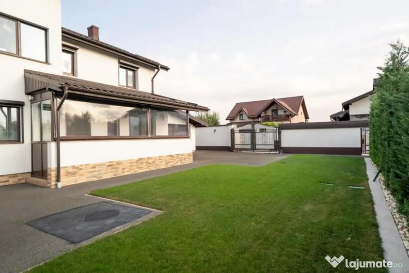 Casă cu 7 camere cu Teren 492 Mp în 1 Decembrie