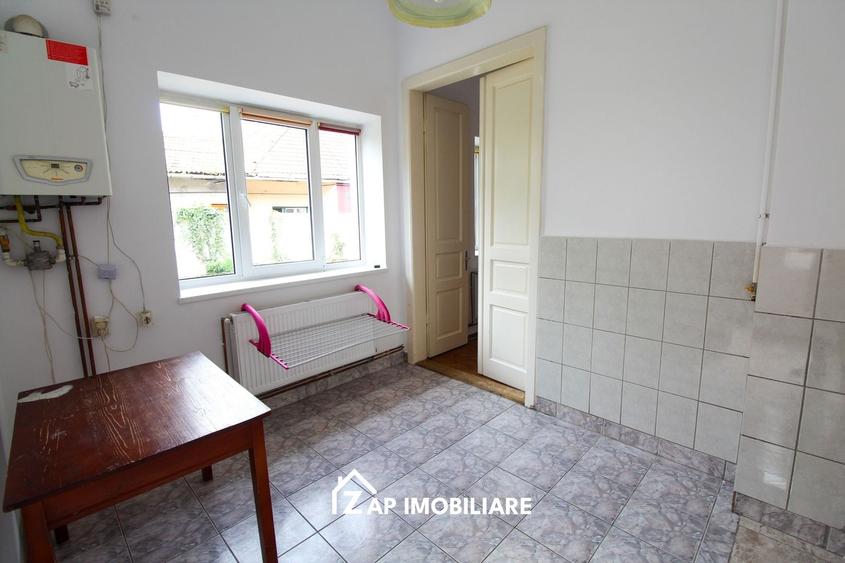 Casă individuală cu 5 camere cu Canalizare în Central