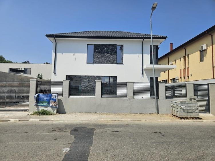 Casă individuală cu 5 camere cu Teren 300 Mp în Central