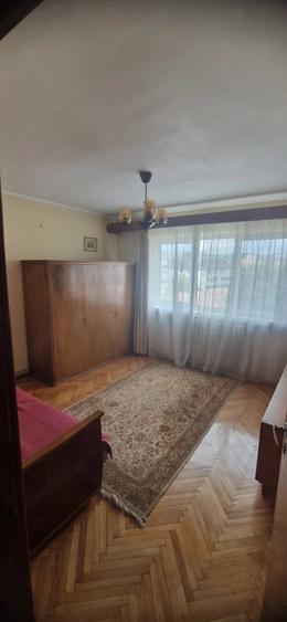 Apartament cu 3 camere decomandat în Est