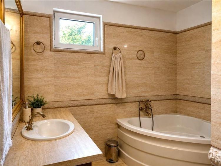 Casă individuală cu 7 camere cu Piscina în Ferneziu