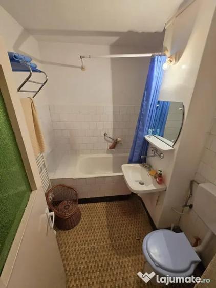 Apartament cu 3 camere semidecomandat în Micro 16