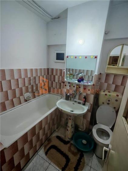 Apartament cu 3 camere decomandat, mobilat în 1 Decembrie