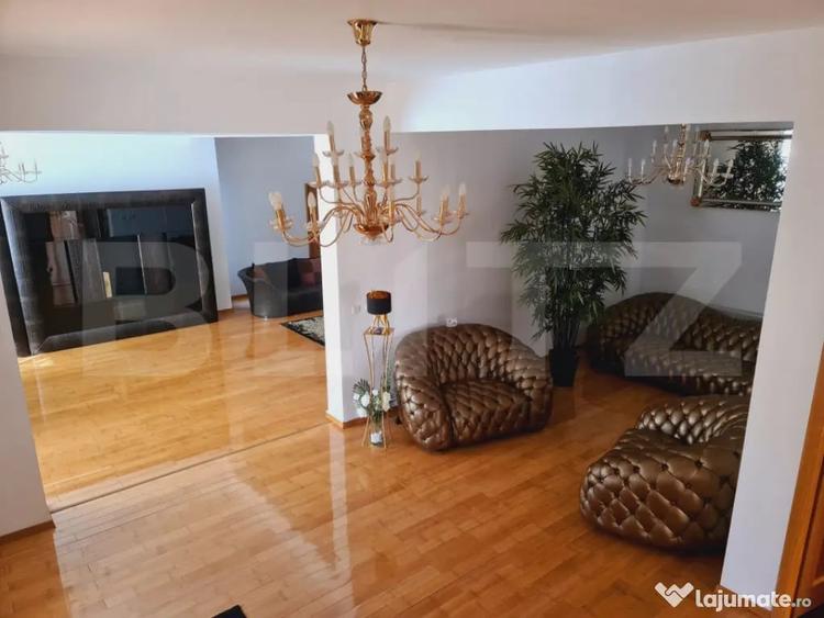 Casă cu 7 camere cu Teren 700 Mp în Central