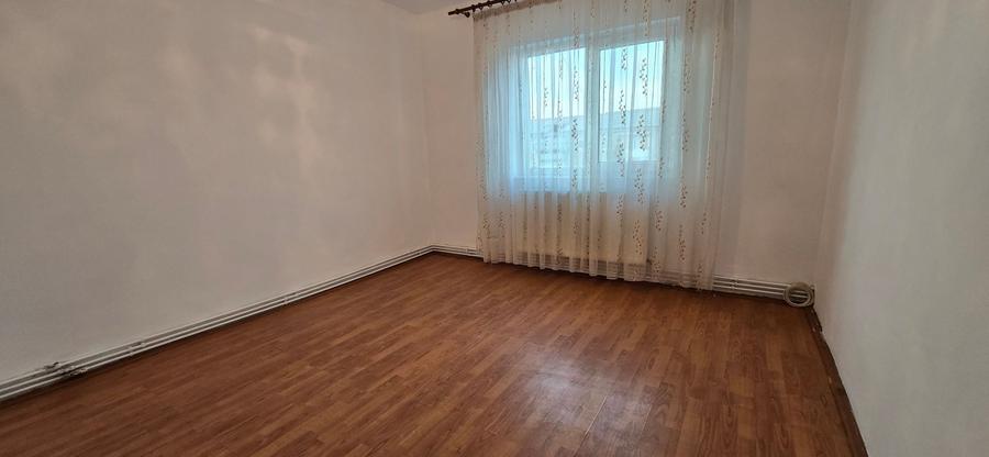 Apartament cu 3 camere decomandat în Micro 6
