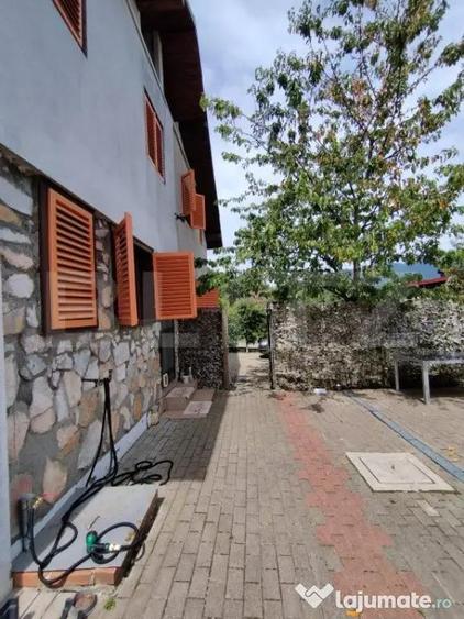 Casă cu 7 camere cu Teren 440 Mp în Poiana