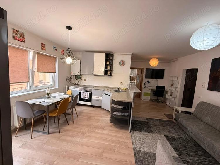 Apartament cu 3 camere semidecomandat în Florești