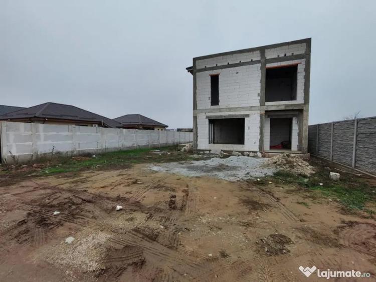 Casă cu 4 camere cu Teren 450 Mp în Malu Mare